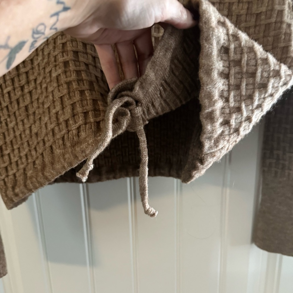 Paper Crane cropped, hooded sweater - Picture 2 of 9